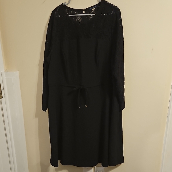 Tommy Hilfiger Dresses & Skirts - Tommy Hilfiger Black Lace Sleeve Midi Dress. NWOT